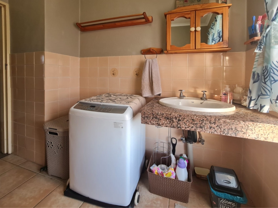 To Let 2 Bedroom Property for Rent in Ifafi North West
